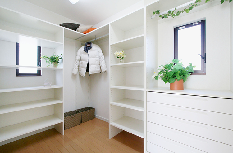 服だけでなく、棚にもたくさんの収納ができます。